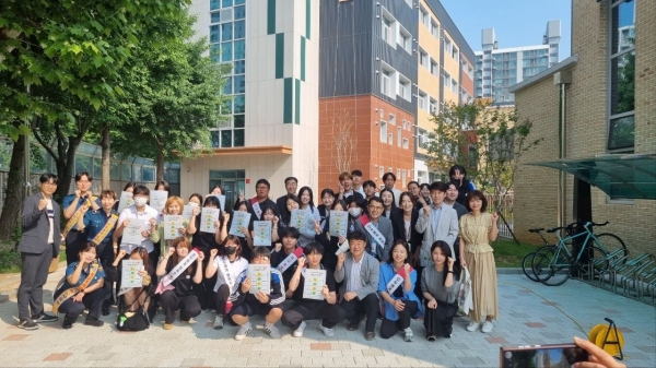 경기도교육청(교육감 임태희)이 29일 '레츠그로우(Let'Grow) 프로젝트' 운영교인 일산고등학교(학교장 안계현)에서 진행한 '등굣길 제로텐(ZeroTen) 규약'을 통해 학교폭력 예방과 평화로운 학교문화 확산 캠페인을 지원했다.