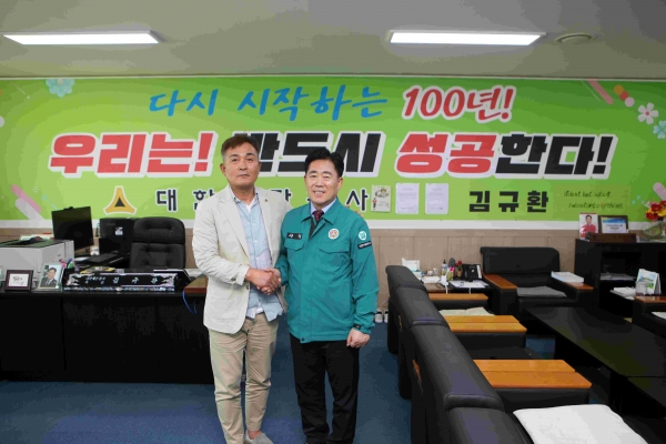 대한석탄공사(사장 김규환, 석탄공사)와 대한석탄공사 노동조합(위원장 김기준)은 지난 5월 28일 원주 본사에서 상호 이해를 높이고 지속 가능한 협력 관계를 다지는 소통의 자리를 가졌다.