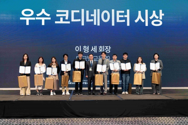 테크빌교육이 지난 10일 서울드래곤시티 호텔에서 '찾아가는 학교 컨설팅 성과공유회'를 개최하고 이형세 테크빌교육 대표가 우수 코디네이터들을 시상했다.