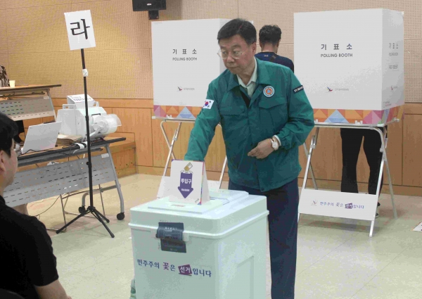 신상진 성남시장이 상대원1동 행정복지센터 사전투표소에서 사전투표를 하고 있다.