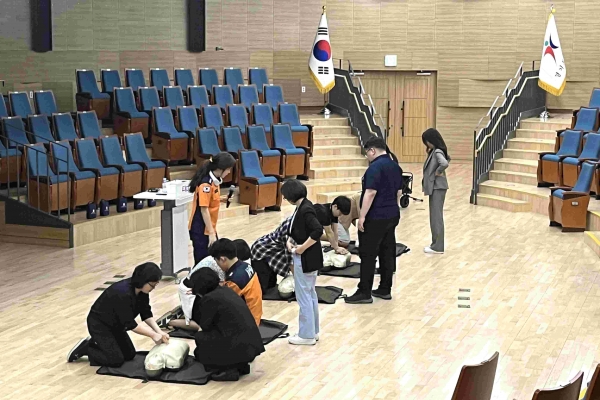 경기도교육청(교육감 임태희)이 본청 교직원을 대상으로 '응급처치와 심폐소생술' 상반기 교육을 실시했다.