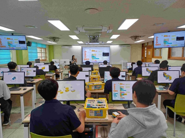 경기도교육청미래과학교육원(원장 박정행)이 도내 초·중·고·특수학교를 대상으로 '찾아가는 소프트웨어(SW)·인공지능(AI) 교육프로그램'을 운영한다.