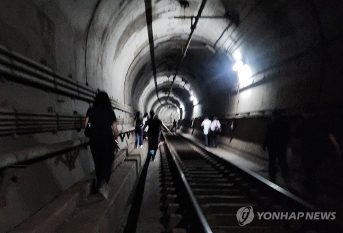 서울 지하철 5호선서 방화로 열차 화재…60대 방화 피의자 체포