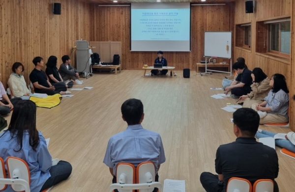 2일 강원도 춘천시 춘천숲체원 프로그램실에서 춘천숲체원 직원들이 명상 실습 전 명상훈련 국제공인 지도자 김정숙원장에게 마음챙김의 핵심 세가지 요소 '의도, 주의, 태도'에 대한 훈련을 하고 있다.  (사진제공=한국산림복지진흥원 국립춘천숲체원)