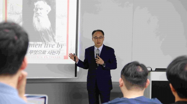 이원석 전 검찰총장이 '법률가의 길' 특강을 진행하고 있다. (사진제공=인하대학교)