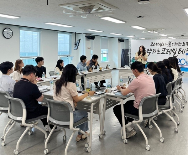 코레일테크 청렴 담당자(청렴누리)가 본사에서 '청렴 표어 쓰기' 실습 교육을 듣고 있다.