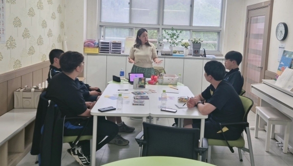 인천시교육청(교육감 도성훈) 위(Wee)센터는 5월부터 7월까지 관내 고등학생을 대상으로 사진 치료 집단상담 프로그램인 '찰칵, 마음보듬'을 운영한다.