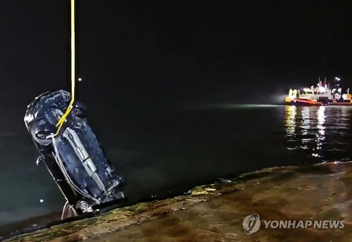 40대, 바다로 승용차 몰아 가족 살해…