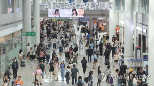 인천국제공항 제1터미널 면세구역에서 여행객들이 쇼핑을 즐기고 있다. 정부는 3분기부터 중국 단체관광객 무비자 입국을 시행할 계획이다.