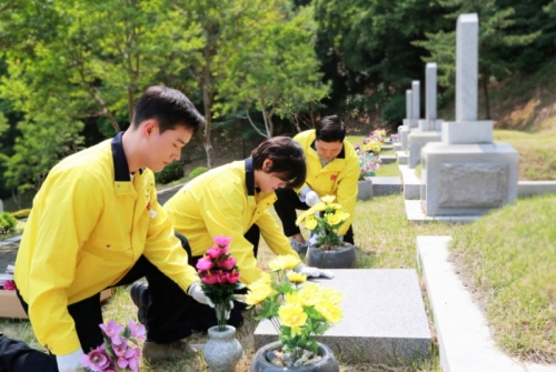 다이소, 호국보훈의 달 맞아 국립서울현충원 봉사활동 진행