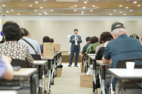 성남시 위탁가정 부모 100명 대상 보수교육 자리에서 인사말 중인 신상진 성남시장