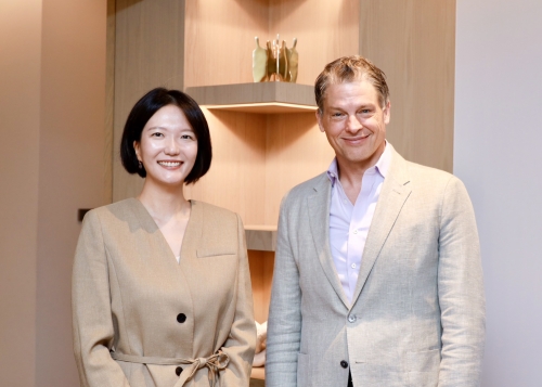최수연 네이버 CEO(왼쪽), 그렉 피터스(Greg Peters) 넷플릭스 공동 CEO(오른쪽).
