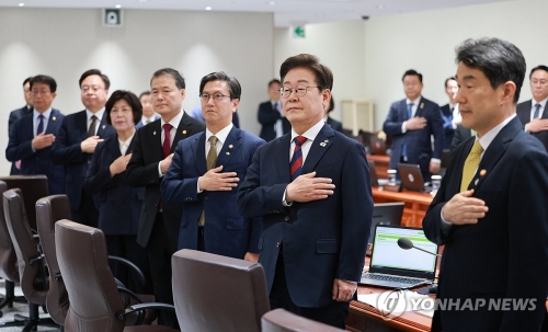 李, 尹정부 장관들과 '도시락 회의'…