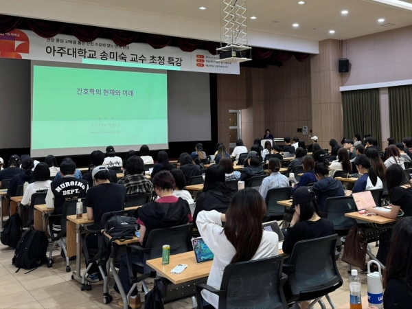 지난 4일 재능대학교 간호학과 학생들이 재능대학교 제물포캠퍼스 이벤트홀에서 송미숙 교수의 특강을 경청하고 있다. (사진제공=재능대학교)