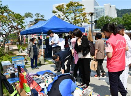 한림대학교춘천성심병원(병원장 이재준)은 5월 27일 국내외 소외된 이웃과 공익단체를 지원하는 비영리공익재단 아름다운가게 춘천점과 '나눔 바자회' 행사를 진행했다.