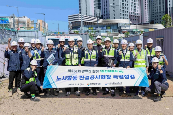 가정역, 인천교통공사 최정규 사장(가운데)과 임직원들이 단체촬영 모습