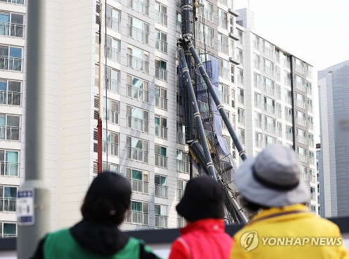 용인 복선전철 공사장 천공기 아파트로 넘어져…주민 80명 대피