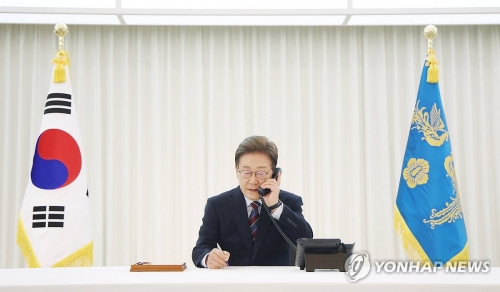 이재명 대통령이 6일 서울 한남동 관저에서 도널드 트럼프 미국 대통령과 전화 통화를 하기 위해 수화기를 들고 있다.