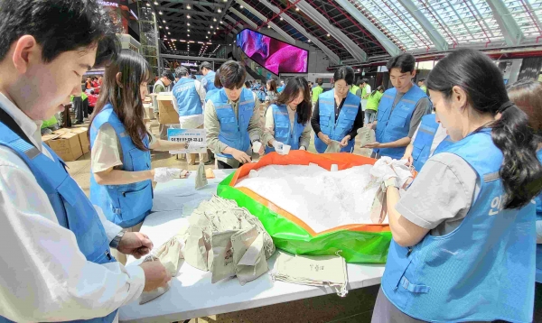 그린파트너 기관 임직원과 자원봉사자들이 폭염 대비 친환경 물품 꾸러미에 들어갈 천연제습제를 제작하고 있다 (사진 제공 = 인천항만공사)