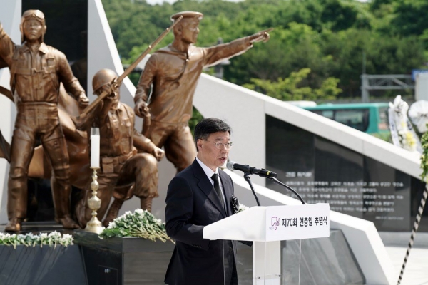 신상진 성남시장이 6일 시청공원 현충탑에서 열린 제70회 현충일 추념식에서 추념사를 전하고 있다.