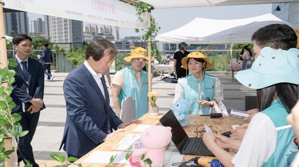 국민건강보험공단(이사장 정기석)은 지난 5일 하늘반창고 봉사단 발족 20주년을 기념하여 임직원과 지역사회가 함께 참여하는 나눔 행사 '아름다운 하루'를 개최했다.
