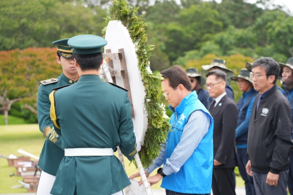 안병길 한국해양진흥공사 사장이 유엔기념공원 추모관에서 'KOBC 바다사랑봉사대' 대원들과 함께 봉사활동에 앞서 호국영령에 참배를 하고 있다.(사진제공=한국해양진흥공사)