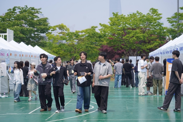 인천대학교 진로 및 전공 박람회 '2025 전공백서' 행사 모습.