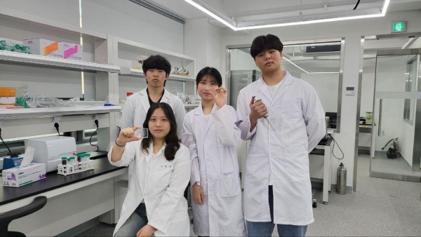 예비창업패키지 과제에 참여한 재능대 바이오테크과 학생 연구팀. (사진제=재능대학교)