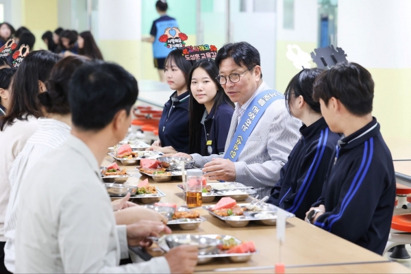 도성훈 인천시교육감은 9일 루원중학교를 방문해 학생과 교직원의 상호 존중 문화 확산을 위한 '소소한 급식' 캠페인에 참여했다.