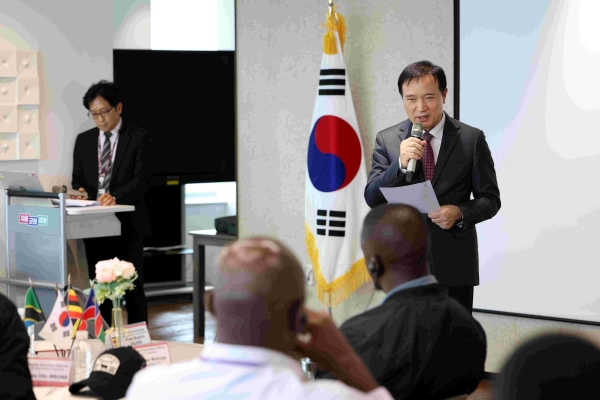 임태희 교육감은 10일 경기도교육청 남부청사에서 나미비아공화국, 우간다공화국, 탄자니아 연합공화국 교육부 간부를 포함해 유네스코 본부 관계자, 한국교육학술정보원 관계자 등 30여 명을 만나 환담했다.