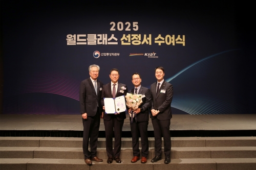 (왼쪽부터) 이경준 대원제약 중앙연구소장 전무, 백인환 사장, 김주일 R&D부문장 부사장, 박상욱 연구기획팀장