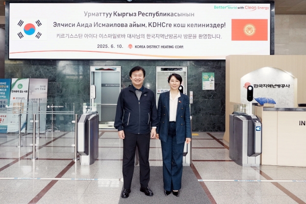 (왼쪽부터) 한국지역난방공사 정용기 사장과 한난 본사를 방문한 키르기스스탄 아이다 이스마일로바 대사.