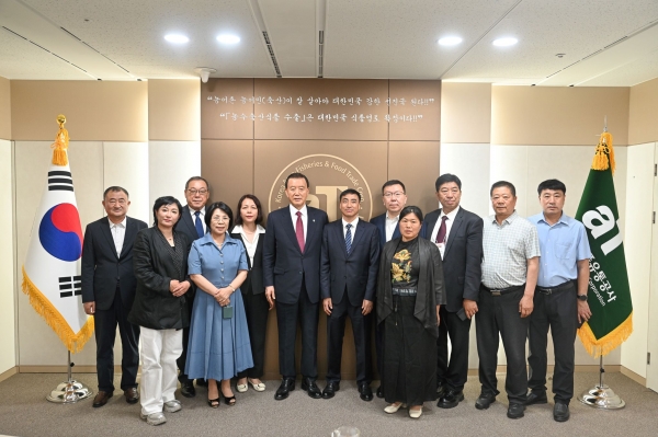 홍문표 aT 사장(좌측 6번째), 퉁랴오시 니우원쥔 부시장(좌측 7번째)