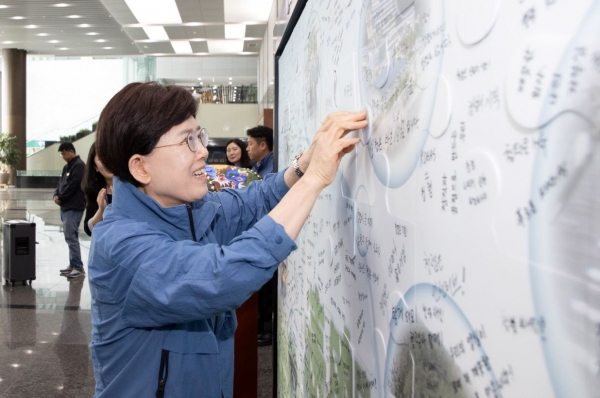 최연혜 가스공사 사장이 청렴 다짐 문구를 적은 퍼즐 조각을 보드판에 부착하고 있다.