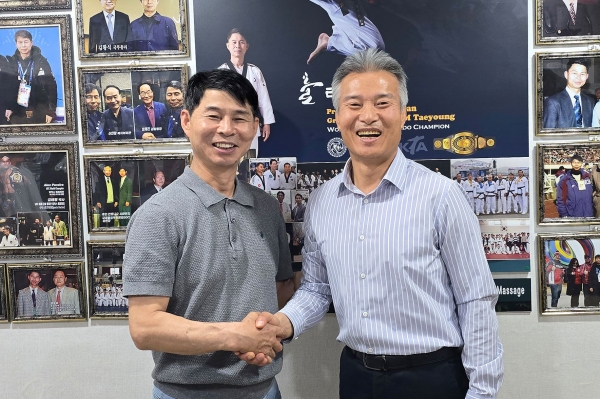 국기원 시범단 남승현 단장(우)이 한국스포츠마사지자격협회장 김태영 박사(좌)가 협회장으로 활동하는 한국스포츠마사지자격협회 사무처를 찾아 기념촬영을 하고 있다.