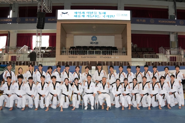 국기원 시범단 남승현 단장(중앙 우측)이 한국스포츠마사지자격협회장 김태영 박사(중앙 좌측)를 초청 시범단 부상예방과 경기력 향상을 위한 스포츠의학 강연을 마치고 국기원 시범단원들과 기념촬하고 있다.