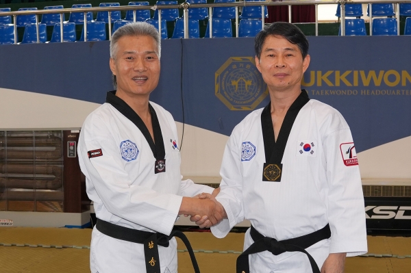 국기원 대표시범단 남승현 단장(좌)과 한국스포츠마사지자격협회장 김태영 박사(우)가 국기원에서 특강을 마치고 기념촬영하고 있다.