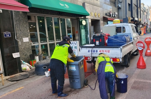 ▲ 음식물쓰레기 수거용기 세척 서비스를 시행하는 모습 [사진= 성동구 제공]