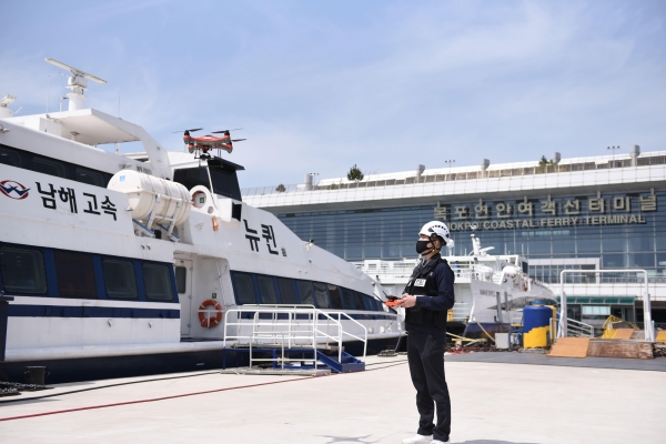 한국해양교통안전공단(KOMSA) 운항관리자가 드론을 활용해 여객선 안전 점검 중인 모습