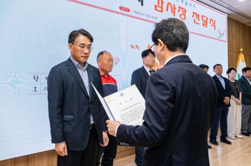 지난 11일 영등포구청 별관에서 열린 '2025 희망온돌 따뜻한겨울나기 우수기부자 감사장 전달식'에서 김상덕 KB국민은행 업무지원본부장이 감사장을 받고 있다. [사진=국민은행]