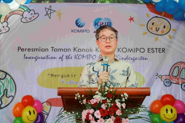 한국중부발전 안성규 미래사업단장이 인니 탄중자티 KOMIPO 유치원 2호점 준공식에서 축사를 하고 있다.