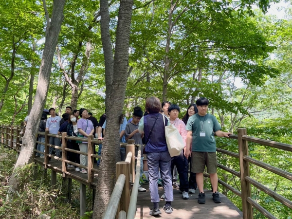 국립청도숲체원에서 진행된 푸른숲 지킴이 캠프에 참여하고 있는 청소년들의 모습. (사진제공=한국산림복지진흥원)