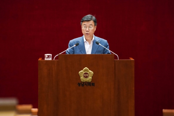 신상진 성남시장은 13일 열린 성남시의회 제1차 정례회 제2차 본회의에서 시정질문에 대한 총괄 답변을 하고 있다.