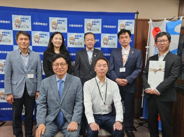 도성훈 인천시교육감은 13일 일본 오사카부 교육청을 방문해 미즈노 타츠로 오사카부 교육장(한국의 교육감 격) 등 주요 교육 관계자들과 만나 한·일 미래교육의 방향과 지속 가능한 교육 교류에 대해 논의했다.