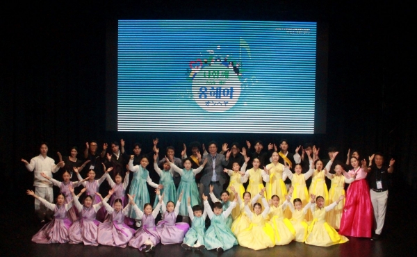 인천시교육청(교육감 도성훈)은 12일 일본 오사카문화관에서 인천시교육청 국악합창단과 오사카금강국제학교가 함께한 한일 국악 합동 공연 '다함께 옹헤야'를 성황리에 개최했다.