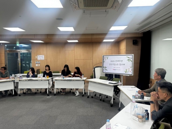 경기도교육청(교육감 임태희)이 장애학생 대상 진로직업교육의 활성화와 취업 연계 지원체제 마련을 위해 '장애학생 진로직업교육 협의체'(이하 협의체)를 구축했다.