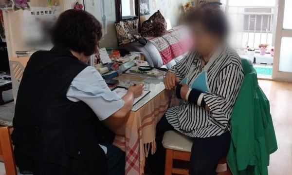지난해 선학종합사회복지관이 지역주도형 돌봄서비스 제공사업으로 추진한 '함께돌봄도시락' 사업의 자원봉사자가 병원 퇴원 어르신 댁을 방문해 안부를 묻고 건강 상태를 확인하고 있다. (사진제공=인천시)