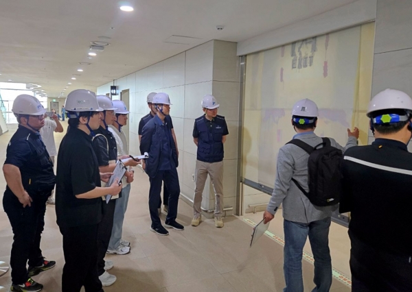 인천항만공사 안전점검반과 인천대학교 이민철 교수 및 화재·연소공학 연구실 학생들이 인천항 국제여객터미널 소방시설을 점검하고 있다(사진 제공 = 인천항만공사)