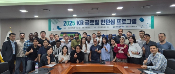 국가철도공단 관계자와 13개국 우송대학교 글로벌 철도연수생이 16일 대전 본사에서 글로벌 인턴십 프로그램 기념촬영을 하고 있다.