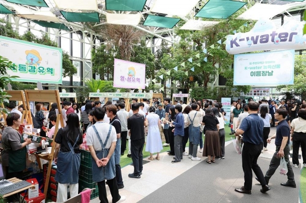 6월 17일 한국수자원공사 대전 본사에서 'K-water 이음장날'이 열리고 있다.이날 한국수자원공사는 댐주변지역 농가의 판로 확대 및 지역경제 활성화를 지원하기 위한 'K-water 이음장날'을 개최했다. 이음장날은 지역 농가와 임직원이 직접 만나 농특산물을 직거래하는 행사다. 전국 37개 댐 중 소양강·대청댐 등 19개 댐 인근에 있는 강원 양구군, 충북 청주시 등의 21개 지자체 소속 28개 농가가 참여했다.